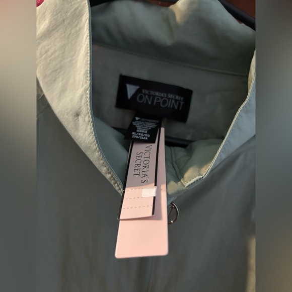 Victoria's Secret NWT On Point Athletic Windbreaker Size XL - Picture 2 of 4
